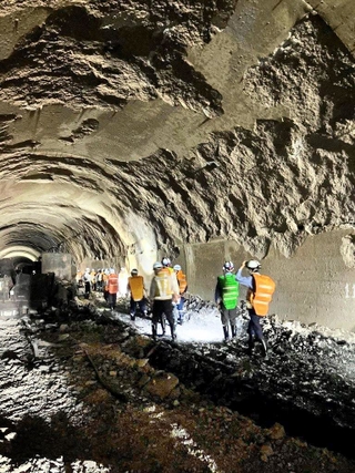 コンクリート壁が崩落したトンネル内部を調べる西日本高速道路社員ら＝１３日午後、山陽自動車道尼子山トンネル（西日本高速道路提供）