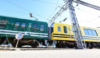 阪神本線で特別運行する「タイガース号」「甲子園号」連結の電車＝２９日午前、阪神電鉄尼崎車庫（撮影・中西幸大）