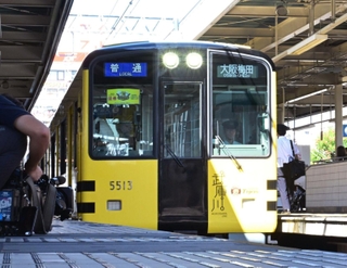 阪神本線で特別運行を始めた「タイガース号」＝２９日午前、阪神電鉄尼崎駅（撮影・中西幸大）