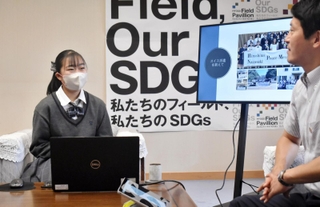 高校生平和大使の活動を斎藤元彦知事（右）に報告する松尾美雨さん＝兵庫県庁