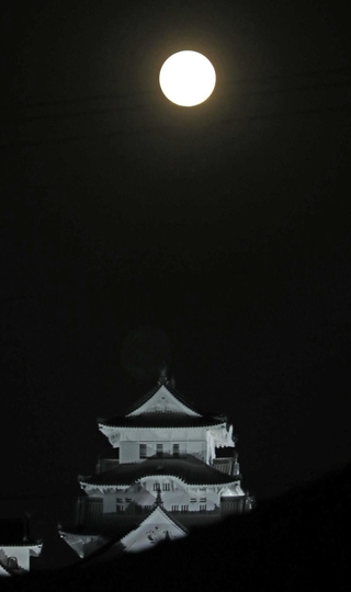 夜空に浮かぶ「中秋の名月」と、姫路城の大天守＝２９日夜、姫路市山野井町から望む