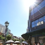 あまりの暑さに、日差しを避けて信号待ちをする人たち＝８月１２日、神戸市中央区三宮町３