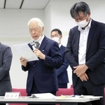 事件について初めて公の場で謝罪する聖和錦秀会の種子田護理事長（中央）ら＝神戸市中央区八幡通４、三宮研修センター