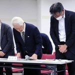 事件について初めて公の場で謝罪する聖和錦秀会の種子田護理事長（中央）ら＝神戸市中央区八幡通４、三宮研修センター