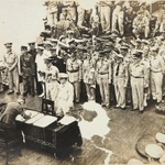 米戦艦ミズーリ号上で、日本軍の代表として降伏文書に署名する梅津美治郎参謀総長＝１９４５年９月２日（国立公文書館蔵）