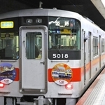 Ｐｅｒｆｕｍｅ衣装展のキービジュアルがフルジャックする山陽電車＝神戸市中央区、高速神戸駅