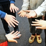 神戸ではほぼ絶滅したとみられる「うらおもて」。手のひらの向きでチームを分ける＝神戸市中央区東川崎町１