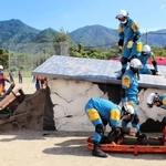 救助訓練でチェーンソーを使い、屋根を切断する兵庫県警の警察官ら＝丹波の森公苑