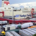 出航前のフェリーに続々と入っていくトラック＝神戸市東灘区向洋町東３（撮影・風斗雅博）