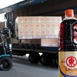 コンテナに積み込まれるしょうゆや調味料類。環境に優しい鉄道輸送を使い、全国に運ばれる＝たつの市龍野町富永、ヒガシマル醤油