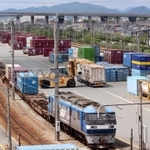 コンテナが発着する貨物駅。トラックに比べ環境に優しい鉄道輸送に、脱炭素への期待がかかる＝姫路市別所町別所、ＪＲ姫路貨物駅