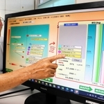 専用ソフトを使い、節電や節約の方法を提案する「うちエコ診断士」の津田和典さん＝神戸市須磨区