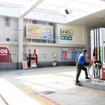 価格高騰で販売数量が減るガソリンスタンド。この日この店舗ではレギュラーが１リットル当たり１８６円だった＝１日午後、神戸市東灘区田中町１
