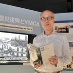 賀川記念館にある関東大震災に関するコーナーで、賀川豊彦の精神について語る同館参事の田中重至さん＝神戸市中央区吾妻通５、同館
