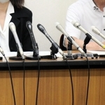 建設アスベスト給付金制度を巡り、申請対象者の範囲外として給付を受けられないとして国家賠償請求訴訟を提訴した女性（左）＝６日午後、神戸市中央区多聞通２