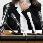 建設アスベスト給付金制度を巡り、申請対象者の範囲外として給付を受けられないとして国家賠償請求訴訟を提訴した女性＝６日午後、神戸市中央区多聞通２