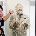 幸福の象徴とされる「おかえり！カーネル」。現在は日本ＫＦＣホールディングス関西オフィスの入り口に飾られる＝大阪市福島区福島７