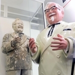 修復後は「幸福の象徴」として日本ＫＦＣホールディングス関西オフィスに保管されている再生カーネル像（左）と通常のカーネル像＝大阪市福島区