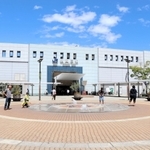 バスロータリー化が計画されている新長田駅前広場。夏場は水が噴き上がり、子どもたちが遊ぶ姿も見られる＝神戸市長田区若松町４