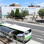 バスロータリー化が計画されているＪＲ新長田駅前広場の西側道路にある現在のバス停＝神戸市長田区若松町４