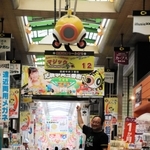 いよいよ現実に点灯したマジックナンバーに合わせてカウントダウンが始まった尼崎中央三丁目商店街のオリジナルボードと、寺井利一理事長＝尼崎市神田中通３