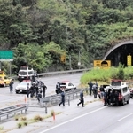 火災があった山陽自動車道尼子山トンネル（奥）の実況見分に向かう兵庫県警の捜査員ら＝１１日午前、相生市の山陽自動車道