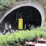 火災があった山陽自動車道尼子山トンネル（奥）の実況見分に向かう兵庫県警の捜査員ら＝１１日午前、相生市の山陽自動車道