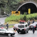 火災があった山陽自動車道尼子山トンネル（奥）の実況見分に向かう兵庫県警の捜査員ら＝１１日午前、相生市の山陽自動車道