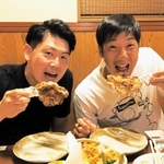 一緒に食事に行く仲だった土屋明洋さん（左）と横田慎太郎さん＝２０１９年、西宮市（土屋さん提供）