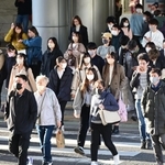 マスク着用が個人判断となった初日、大半の人がマスクをしていた＝３月１３日午後、いずれも神戸市中央区、ＪＲ三ノ宮駅前（撮影・中西幸大）