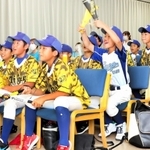 熱い声援が響く大型スクリーン観戦会の会場＝養父市、オーシスマップ青渓技術センター