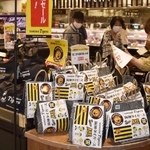 優勝セールが始まり、福袋を買い求める客でにぎわう店内＝神戸市東灘区御影中町３、阪急オアシス御影店