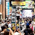 優勝マジックが０になり喜ぶファンら＝１５日午前、尼崎市神田中通３（撮影・斎藤雅志）