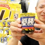 のりつくだ煮のラベルが「優勝！」に変わる特別ステッカーを配る「おっ！サンの店」＝デュオこうべ