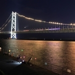 阪神優勝を祝って、しま模様のタイガースカラーを演出した明石海峡大橋＝１５日夜、神戸市垂水区東舞子町、舞子公園（撮影・小林良多）