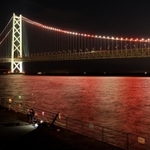 阪神優勝を祝福する紅白のライトアップが始まった明石海峡大橋＝１５日夜、神戸市垂水区東舞子町、舞子公園（撮影・小林良多）