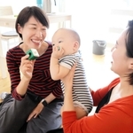 利用者の親子と交流する杉原真理さん（左）。「一人でも多くのお母さんたちに『大丈夫だよ』『頑張っているね』と寄り添いたい」＝神戸市灘区曾和町、産後ケアハウス杉原