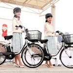 ヘルメットの着用を呼びかけた長岡美地留さん（左）と畑中咲楽さん＝神戸市中央区波止場町