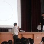 スライドで丸を映し出し、生徒に考えさせた小川仁志さん（右）＝神戸市西区伊川谷町長坂
