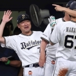 ７回、生還した中川圭を迎える中嶋監督（撮影・山口登）