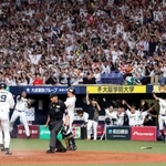 ７回オリックス２死二塁、オリックス・紅林弘太郎の右前適時打でオリックス・杉本裕太郎が生還し盛り上がるオリックスナイン＝京セラドーム大阪（撮影・山口登）