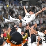 優勝し、胴上げされる中嶋監督（撮影・北村雅宏）