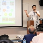 授業中の事故で息子を失った経験や再発防止に向けた取り組みを語る梅崎貴文さん＝県立のじぎく会館