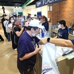 オリックスのリーグ優勝から一夜明け、ファンで賑わうショップ「Ｂ-ＷＡＶＥ」＝２１日午前、神戸市中央区三宮町１（撮影・鈴木雅之）