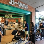 オリックスのリーグ優勝から一夜明け、開店と同時にショップ「Ｂ-ＷＡＶＥ」を訪れるファンら＝２１日午前、神戸市中央区三宮町１（撮影・鈴木雅之）