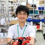 自作の水中ロボを手にする小沢正宜准教授＝神戸市西区学園東町８、市立工業高等専門学校