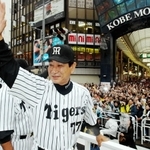 阪神の優勝パレードで、神戸のファンの声援に応える故星野仙一氏＝２００３年１１月３日、神戸市中央区元町通１