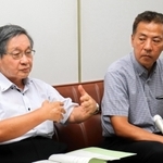 調査結果を発表する小泉昭夫京大名誉教授（左）と丸尾牧兵庫県議＝２１日午後、明石市役所