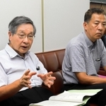 調査結果を発表する小泉昭夫京大名誉教授（左）と丸尾牧兵庫県議＝２１日午後、明石市役所