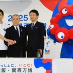 阪神タイガースとオリックス・バファローズのリーグ優勝記念パレードについて会見した（右から）斎藤元彦・兵庫県知事、松本正義・関経連会長、吉村洋文・大阪府知事＝２２日午後、大阪市北区、中之島センタービル（撮影・鈴木雅之）